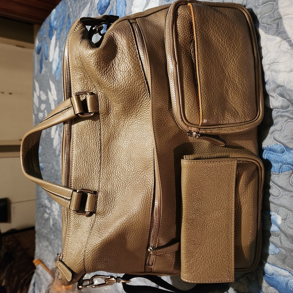 Brown Leather Messenger Bag with Structured Design W- 17 L-14 1/2... - Picture 6 of 10